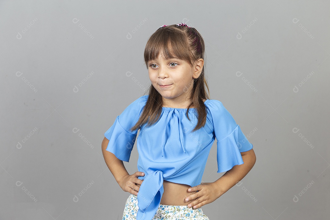 Linda garotinha sobre estúdio de fundo branco