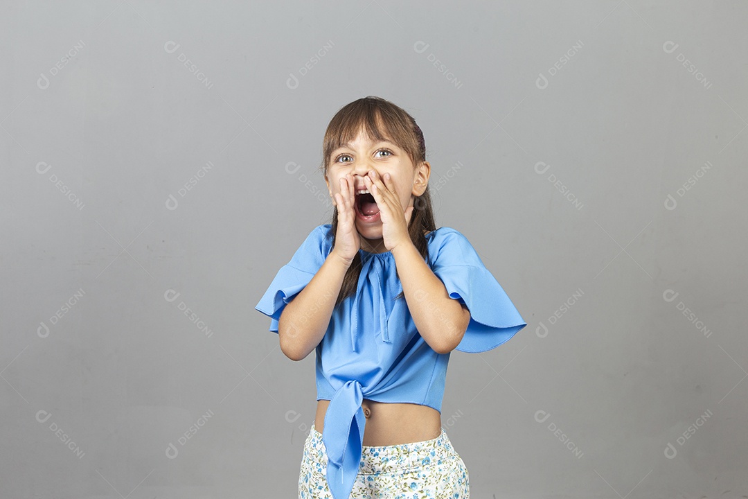 Linda garotinha sobre estúdio de fundo branco