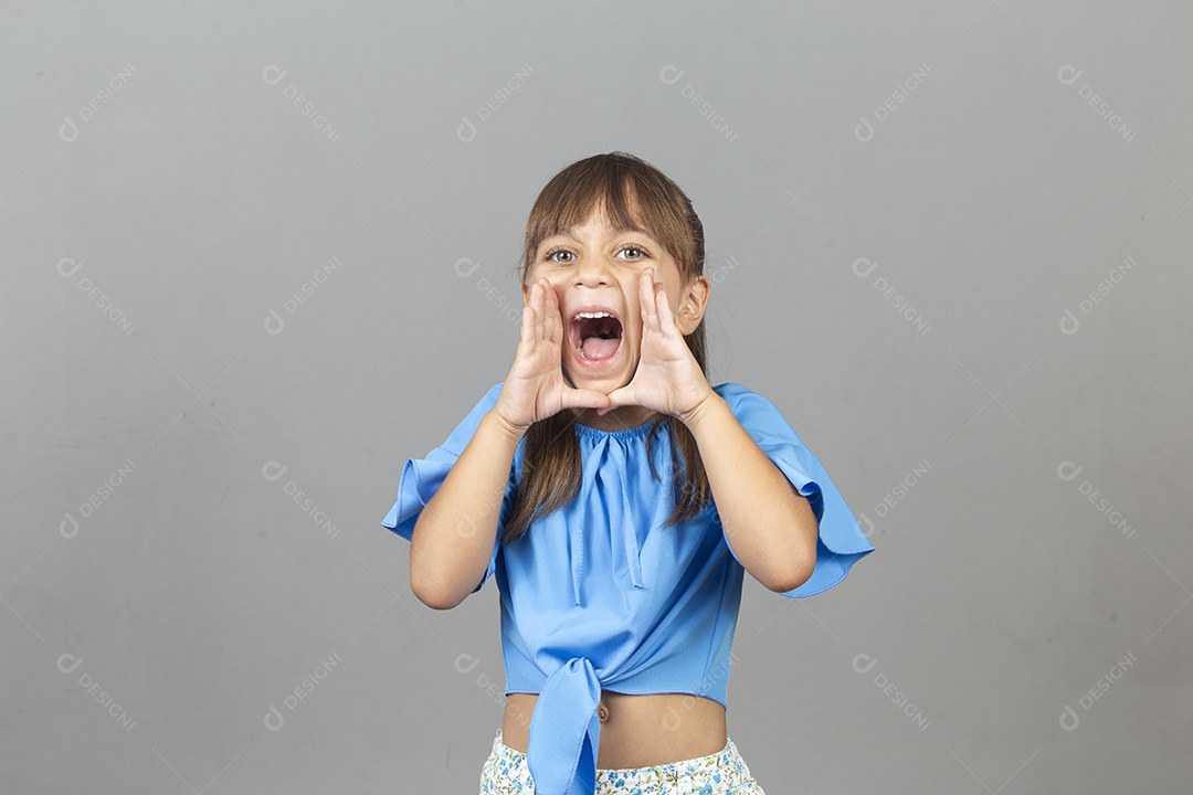 Linda garotinha sobre estúdio de fundo branco