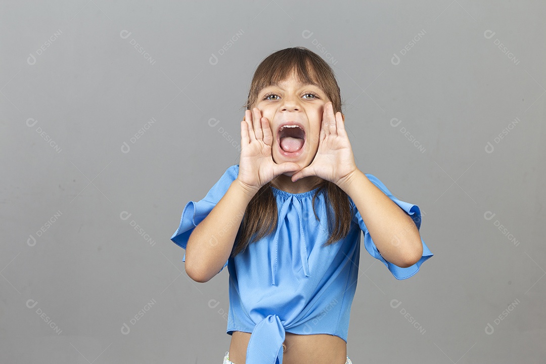 Linda garotinha sobre estúdio de fundo branco