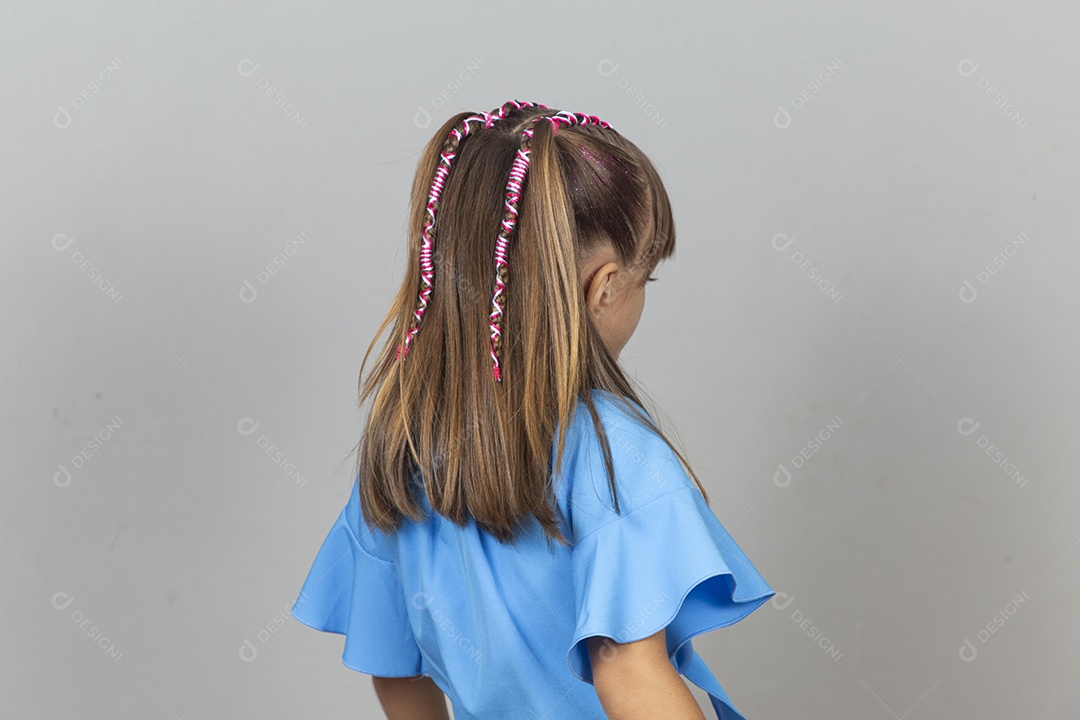 Linda garotinha sobre estúdio de fundo branco