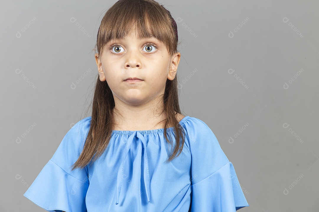 Linda garotinha sobre estúdio de fundo branco