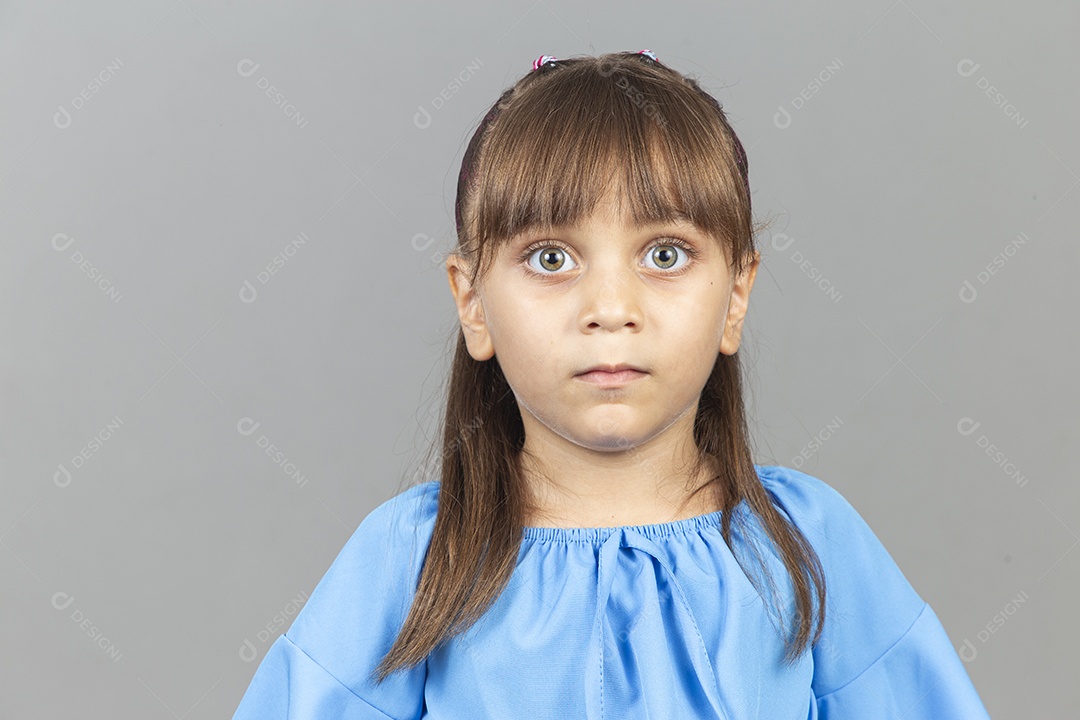 Linda garotinha sobre estúdio de fundo branco