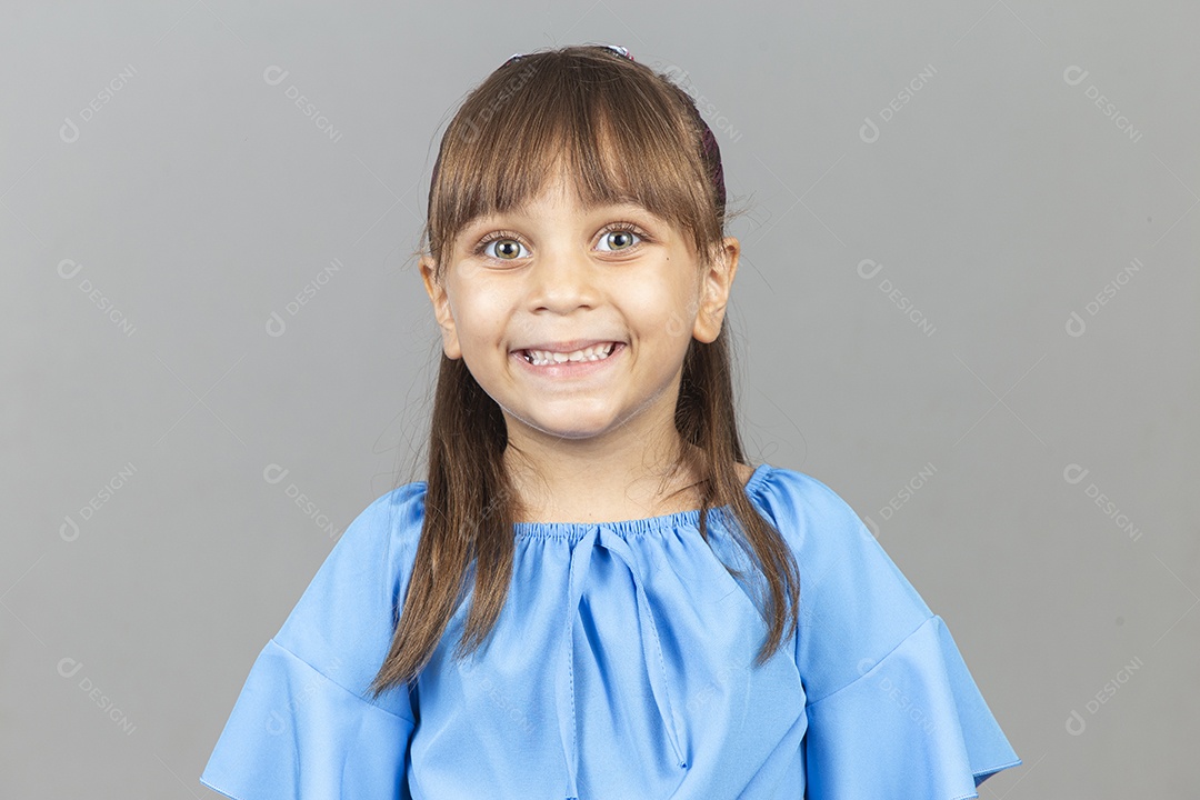 Linda garotinha sobre estúdio de fundo branco