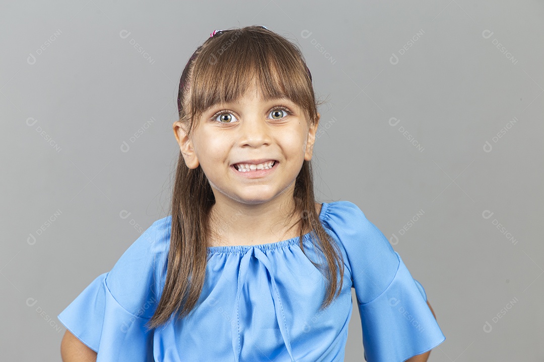 Linda garotinha sobre estúdio de fundo branco