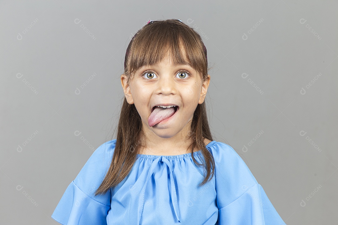 Linda garotinha sobre estúdio de fundo branco