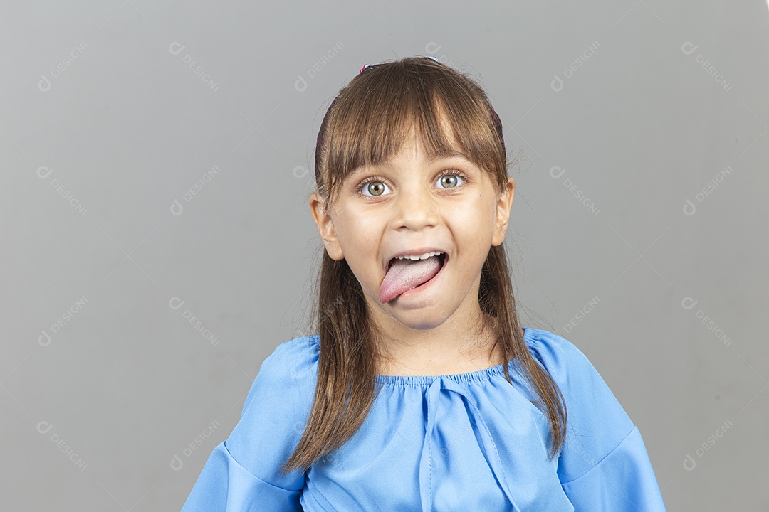 Linda garotinha sobre estúdio de fundo branco