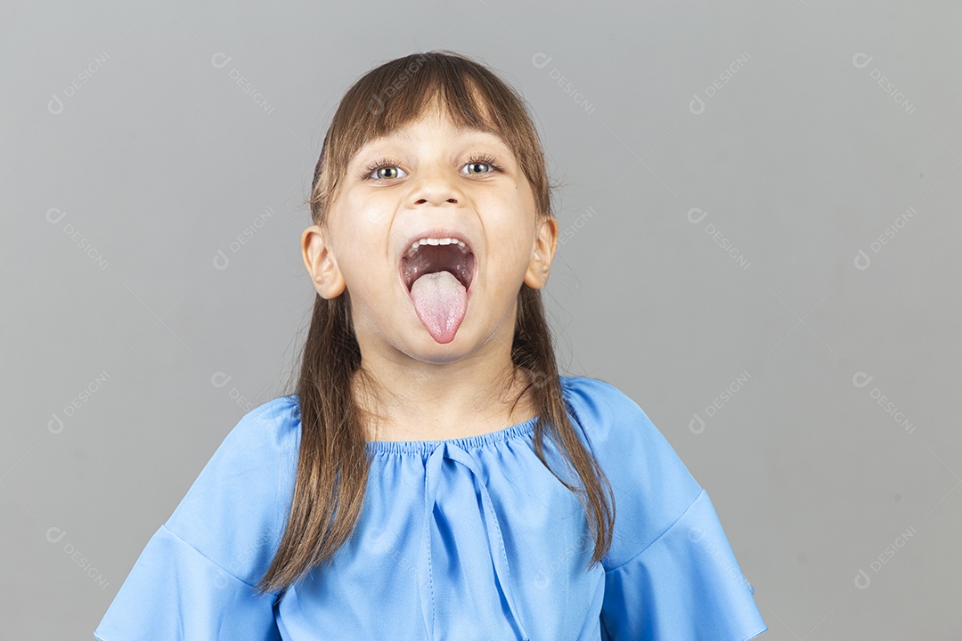 Linda garotinha sobre estúdio de fundo branco