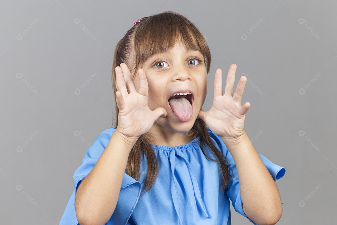 Linda garotinha sobre estúdio de fundo branco