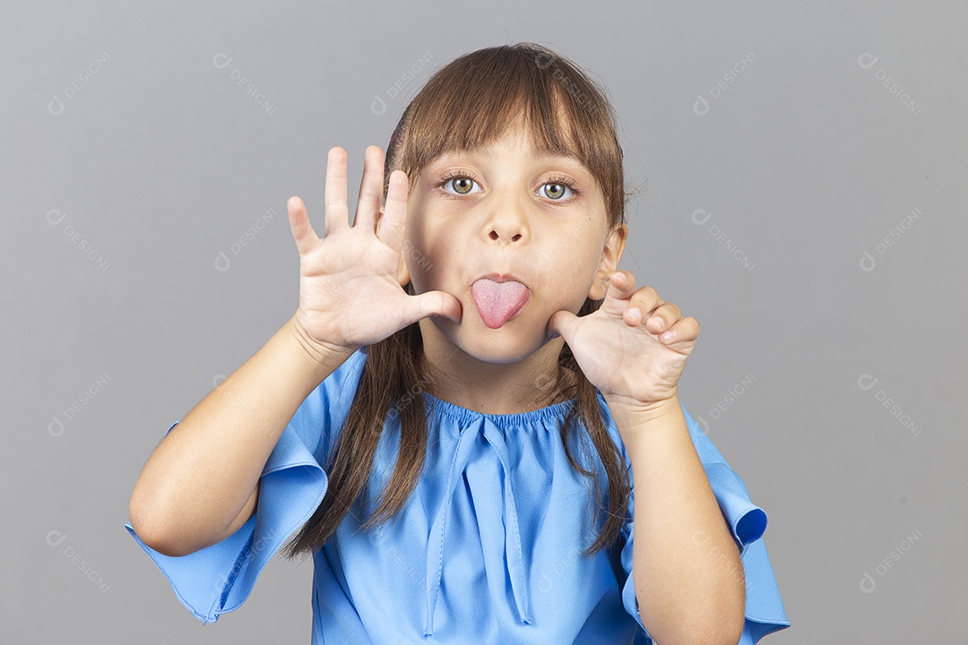 Linda garotinha sobre estúdio de fundo branco