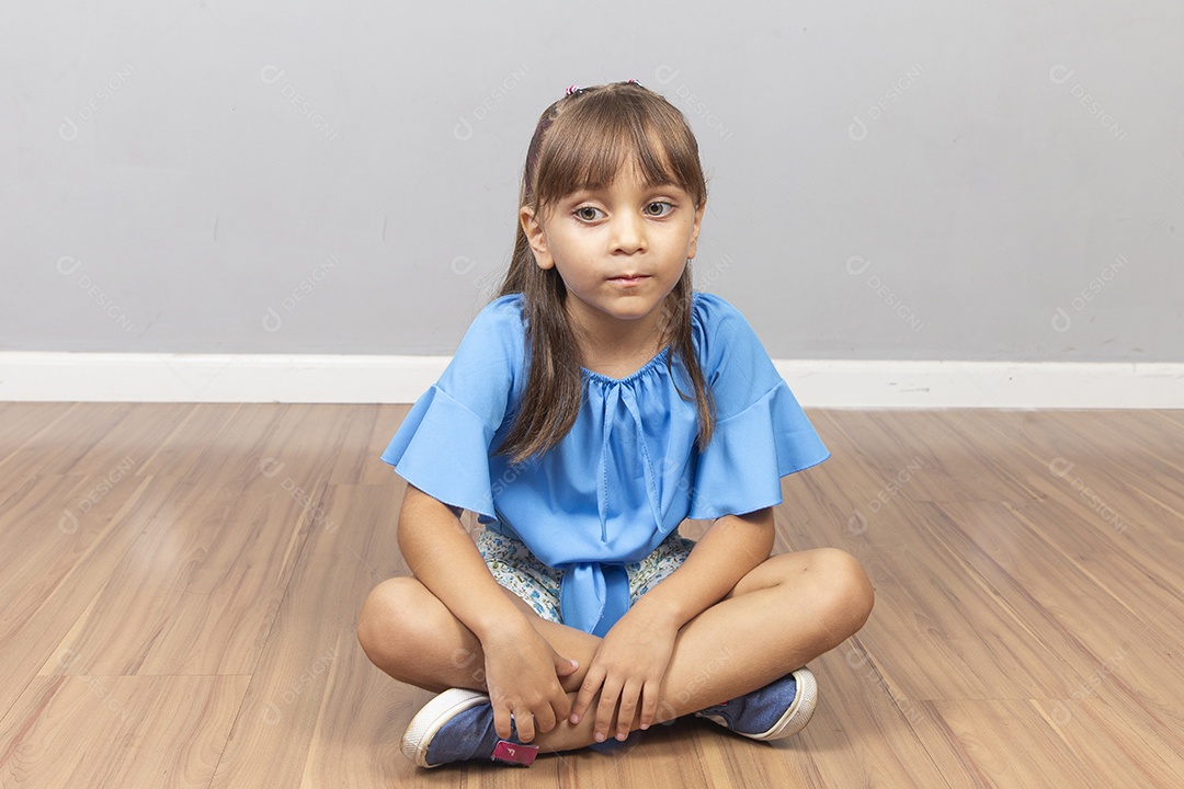 Linda garotinha sobre estúdio de fundo branco