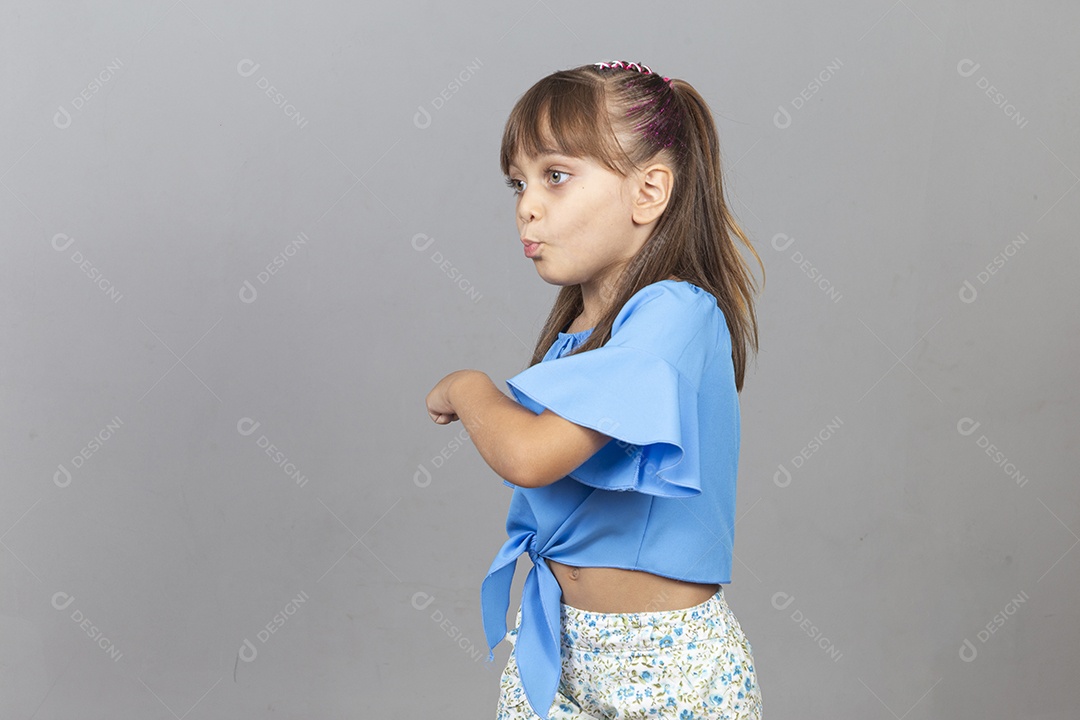 Linda garotinha sobre estúdio de fundo branco