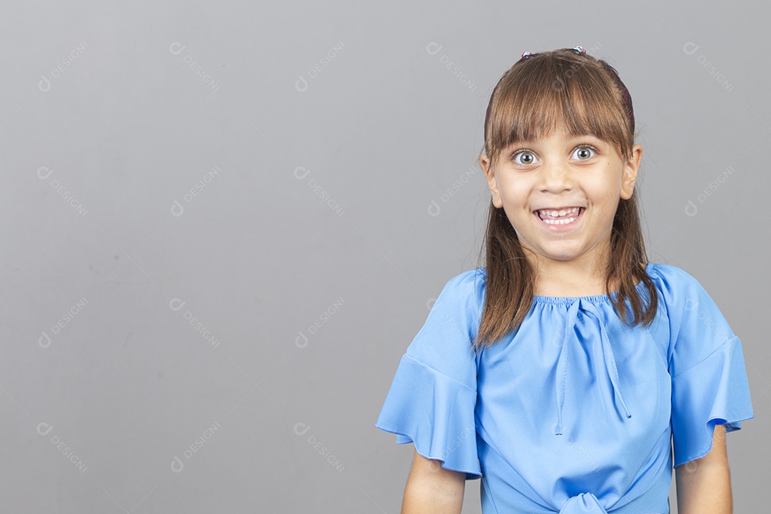 Linda garotinha sobre estúdio de fundo branco