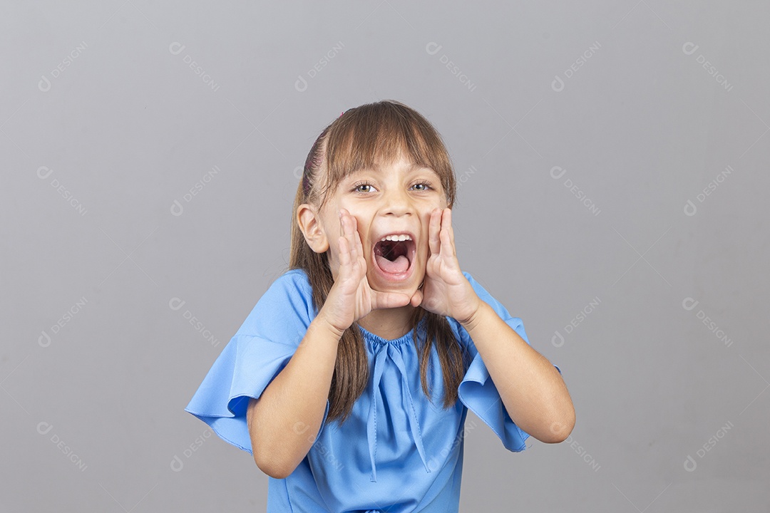 Linda garotinha sobre estúdio de fundo branco