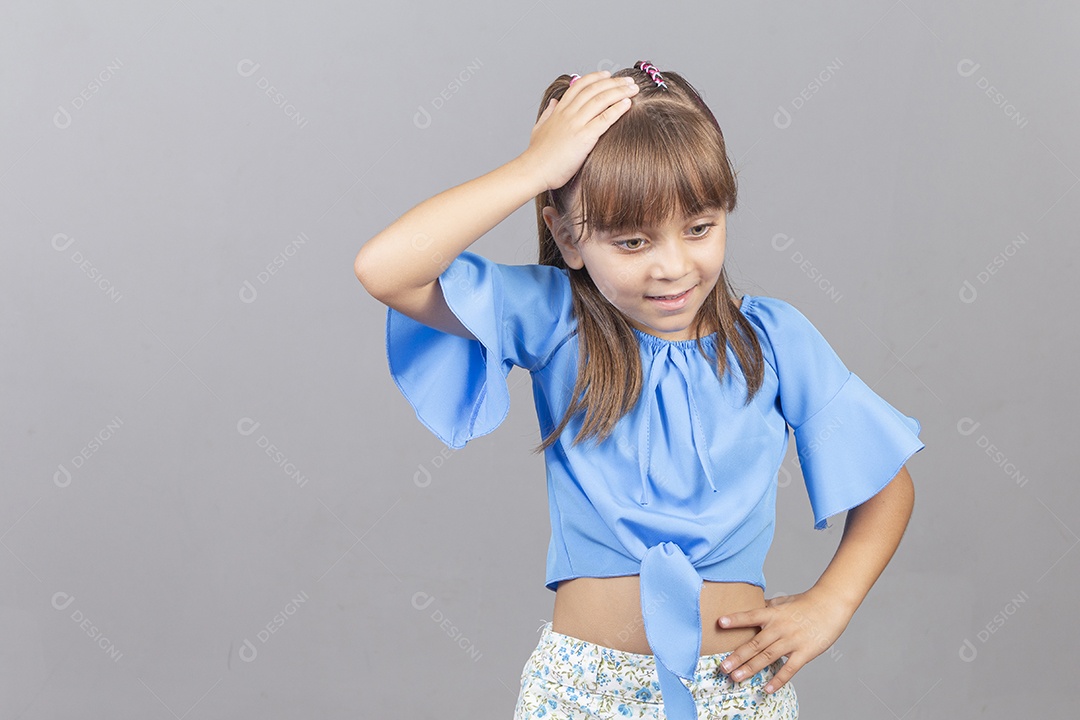 Linda garotinha sobre estúdio de fundo branco