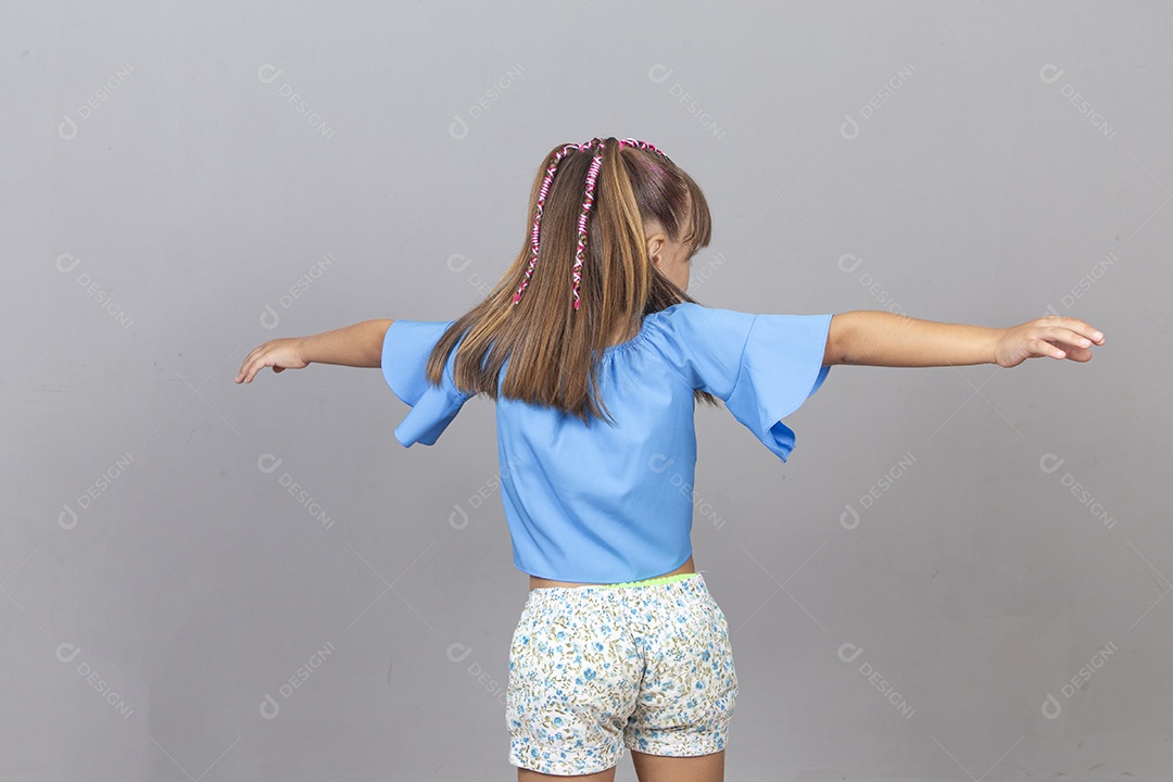 Linda garotinha sobre estúdio de fundo branco