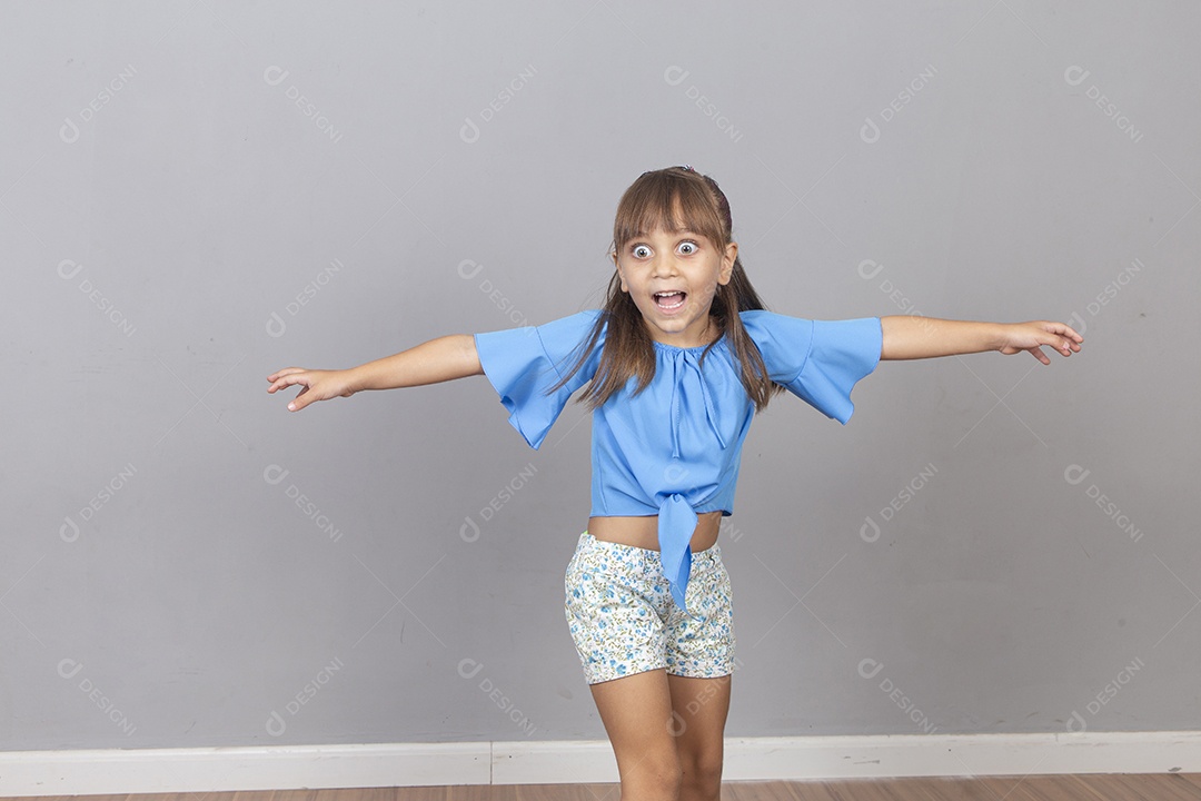 Linda garotinha sobre estúdio de fundo branco