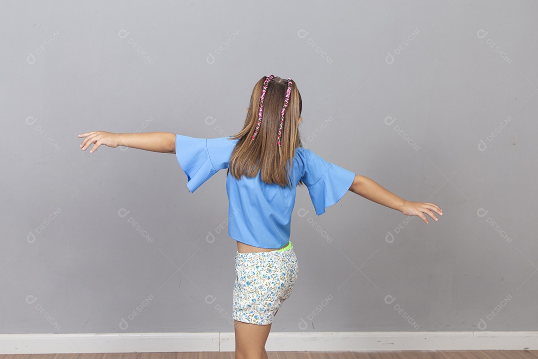 Linda garotinha sobre estúdio de fundo branco