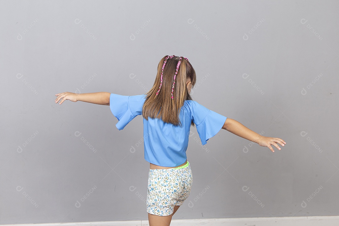 Linda garotinha sobre estúdio de fundo branco