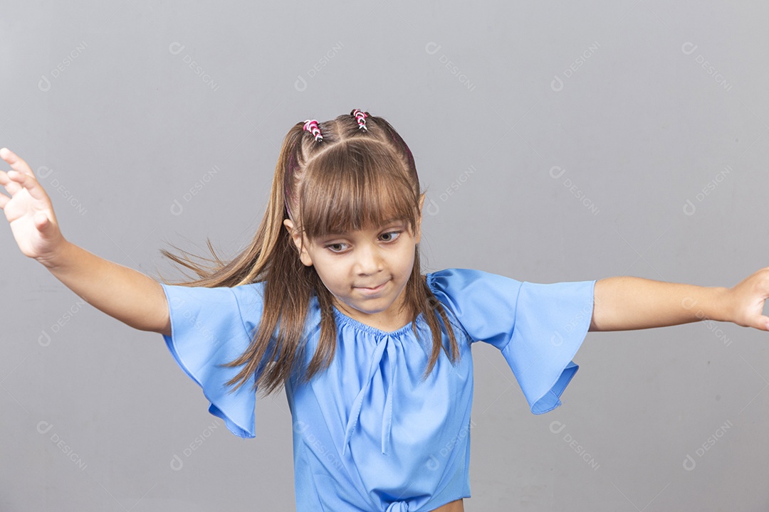 Linda garotinha sobre estúdio de fundo branco