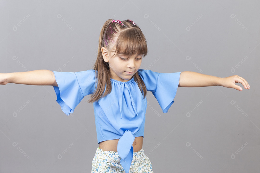 Linda garotinha sobre estúdio de fundo branco