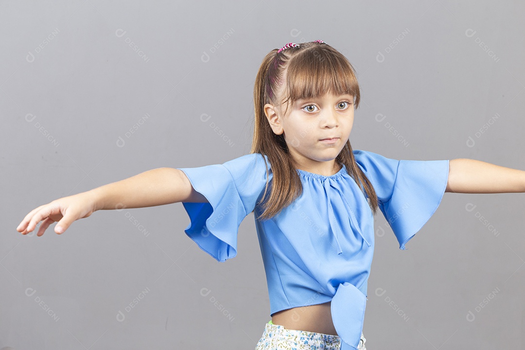 Linda garotinha sobre estúdio de fundo branco