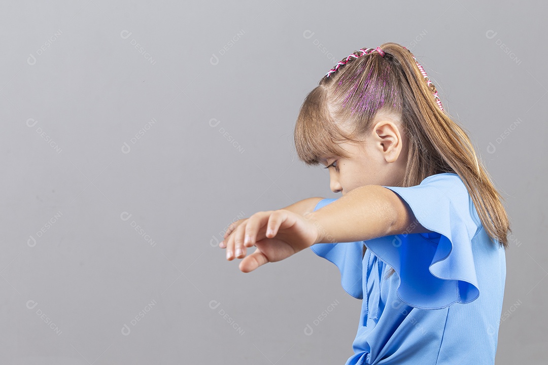 Linda garotinha sobre estúdio de fundo branco