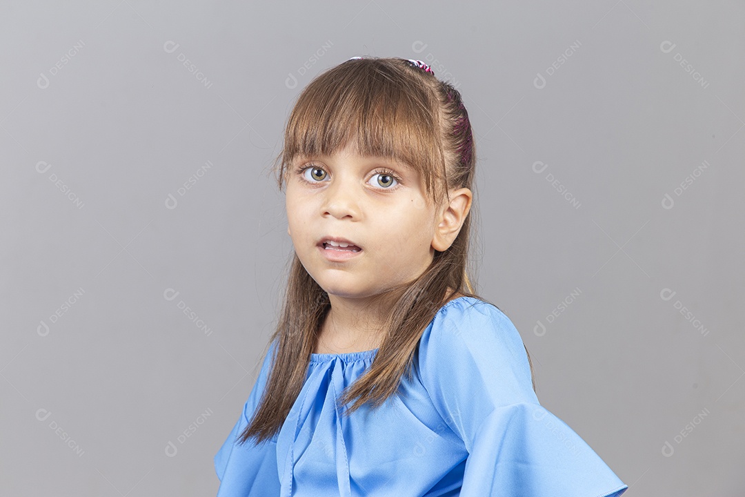 Linda garotinha sobre estúdio de fundo branco