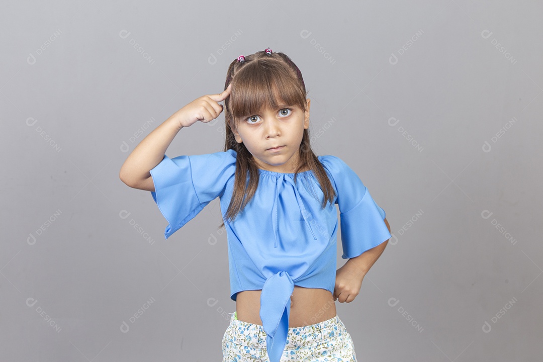 Linda garotinha sobre estúdio de fundo branco