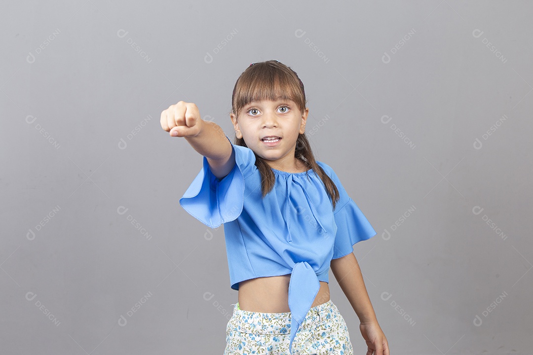 Linda garotinha sobre estúdio de fundo branco