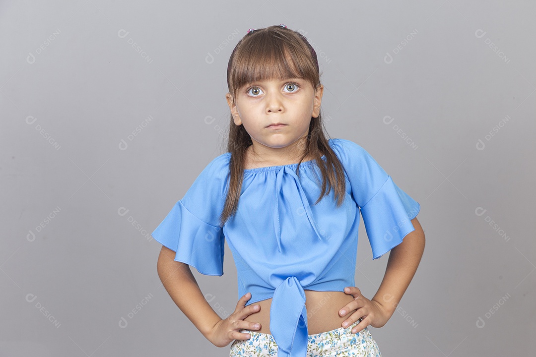 Linda garotinha sobre estúdio de fundo branco