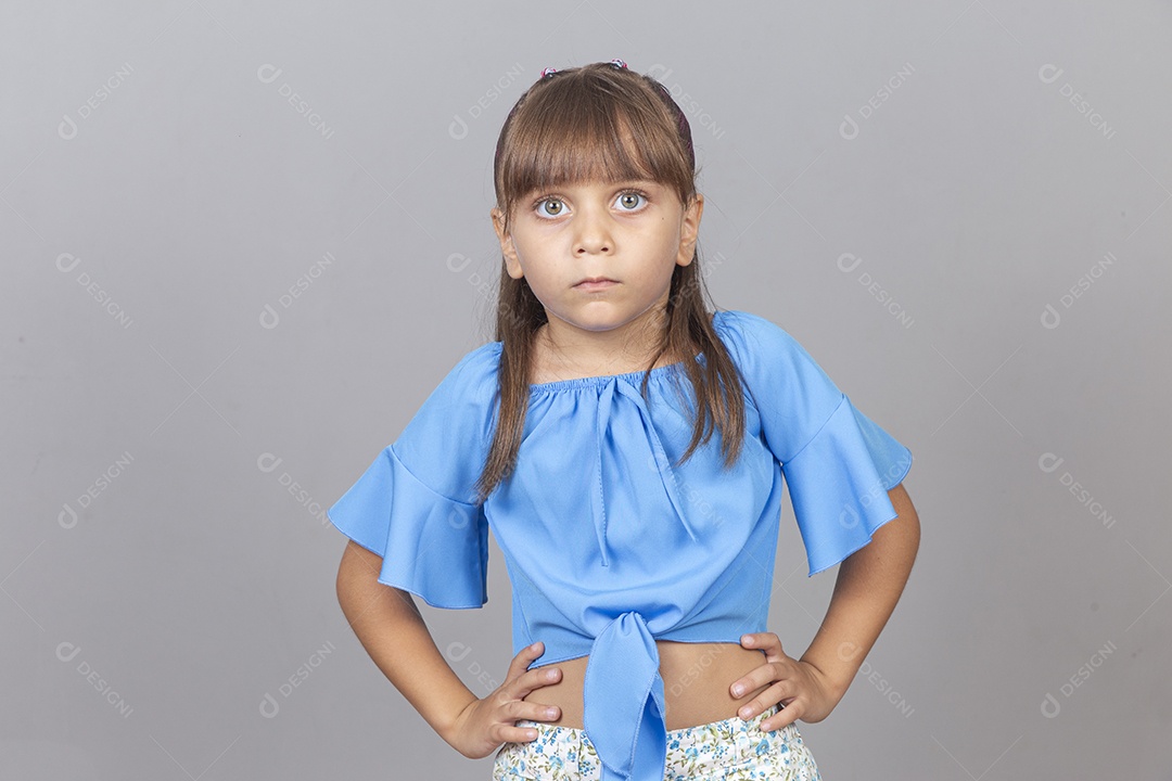 Linda garotinha sobre estúdio de fundo branco