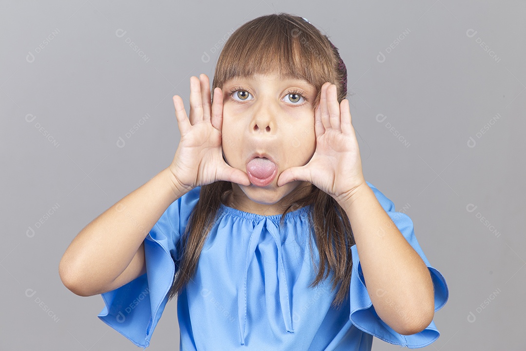 Linda garotinha sobre estúdio de fundo branco