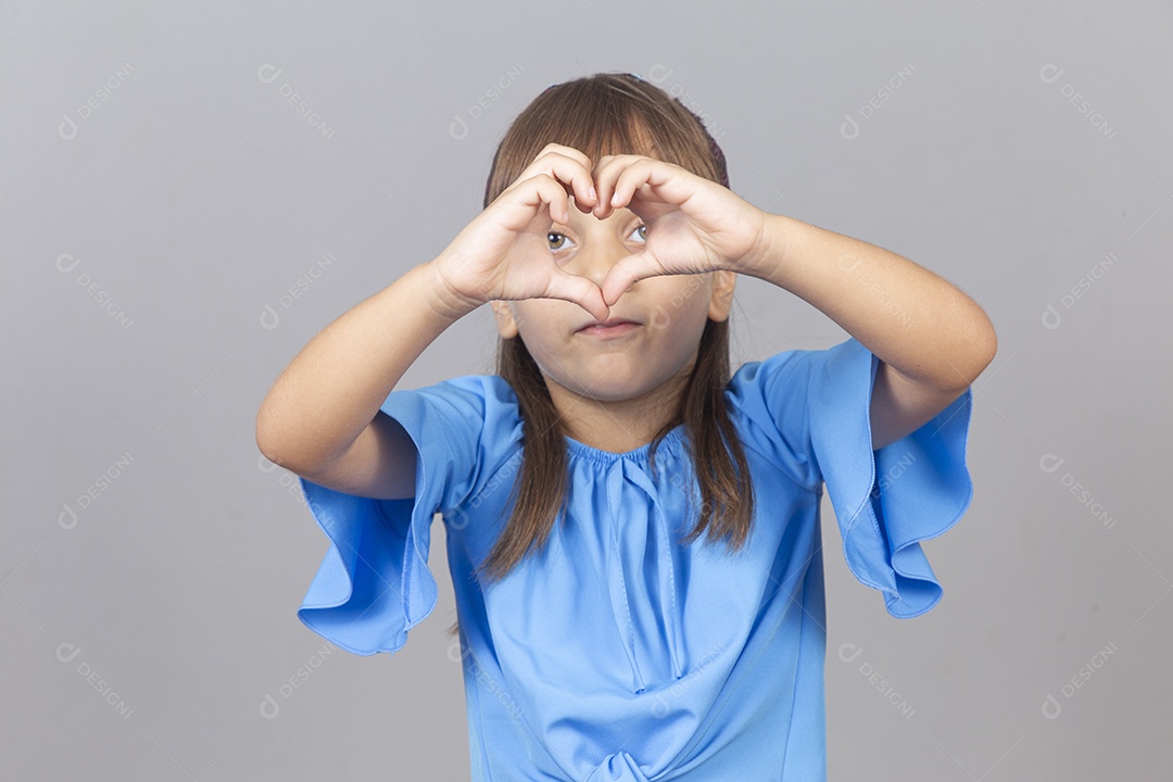 Linda garotinha sobre estúdio de fundo branco