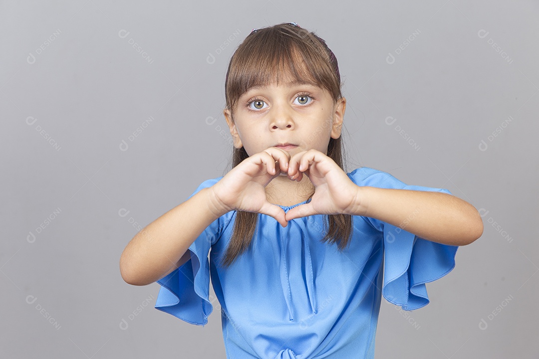 Linda garotinha sobre estúdio de fundo branco