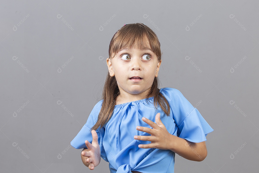 Linda garotinha sobre estúdio de fundo branco