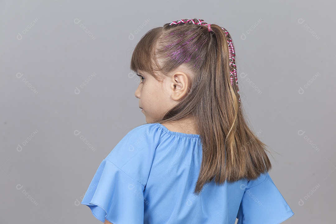 Linda garotinha sobre estúdio de fundo branco