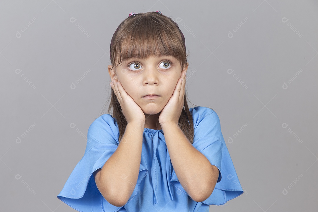 Linda garotinha sobre estúdio de fundo branco