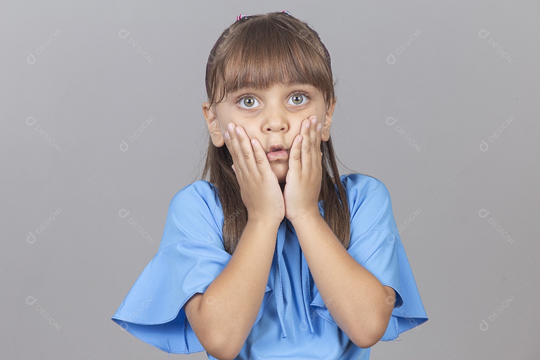 Linda garotinha sobre estúdio de fundo branco