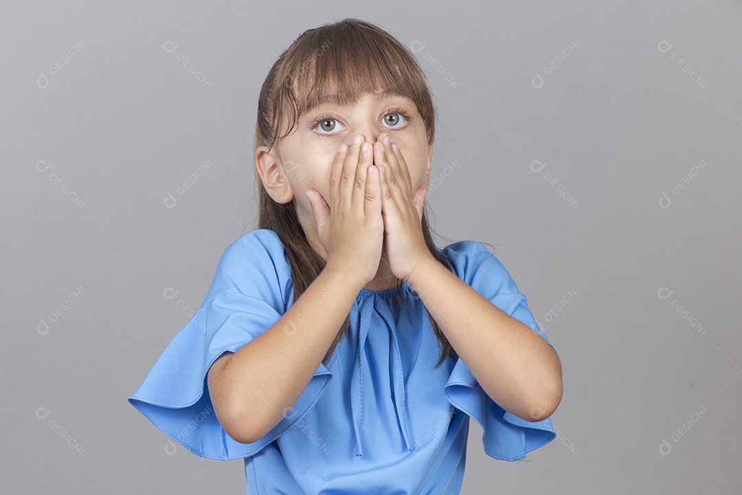 Linda garotinha sobre estúdio de fundo branco