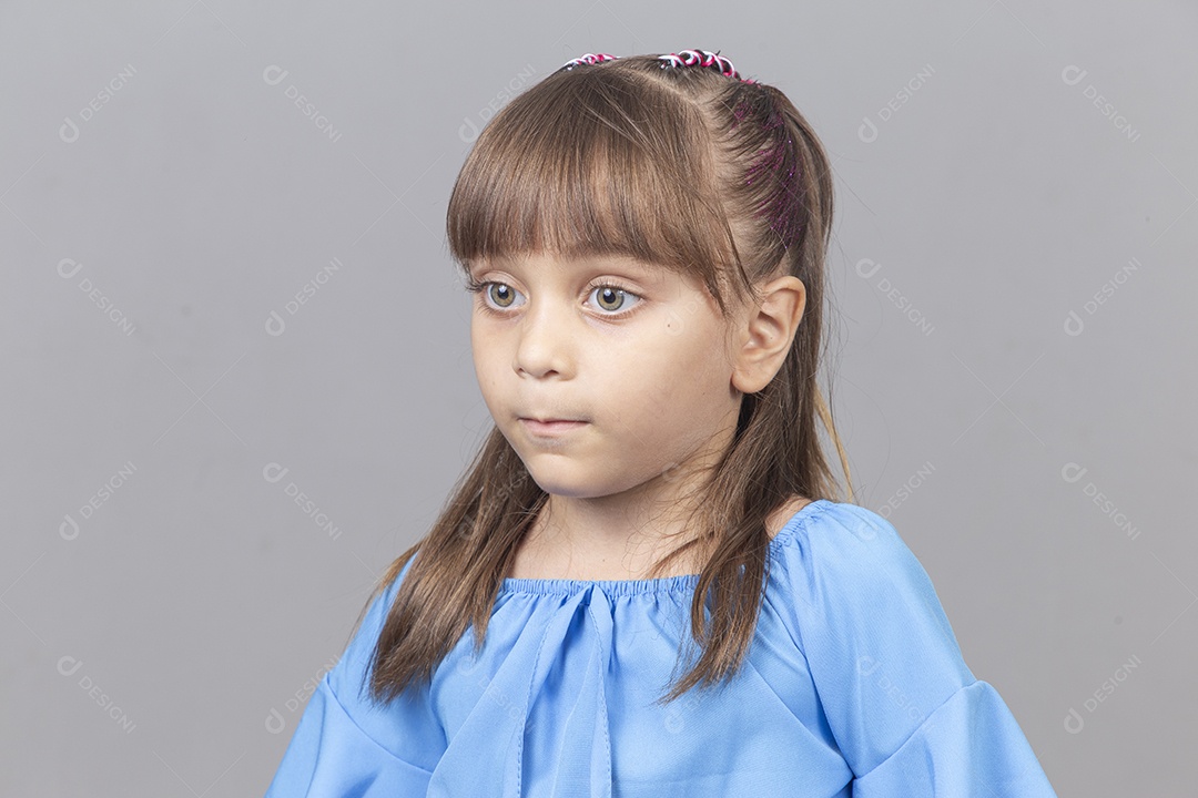 Linda garotinha sobre estúdio de fundo branco