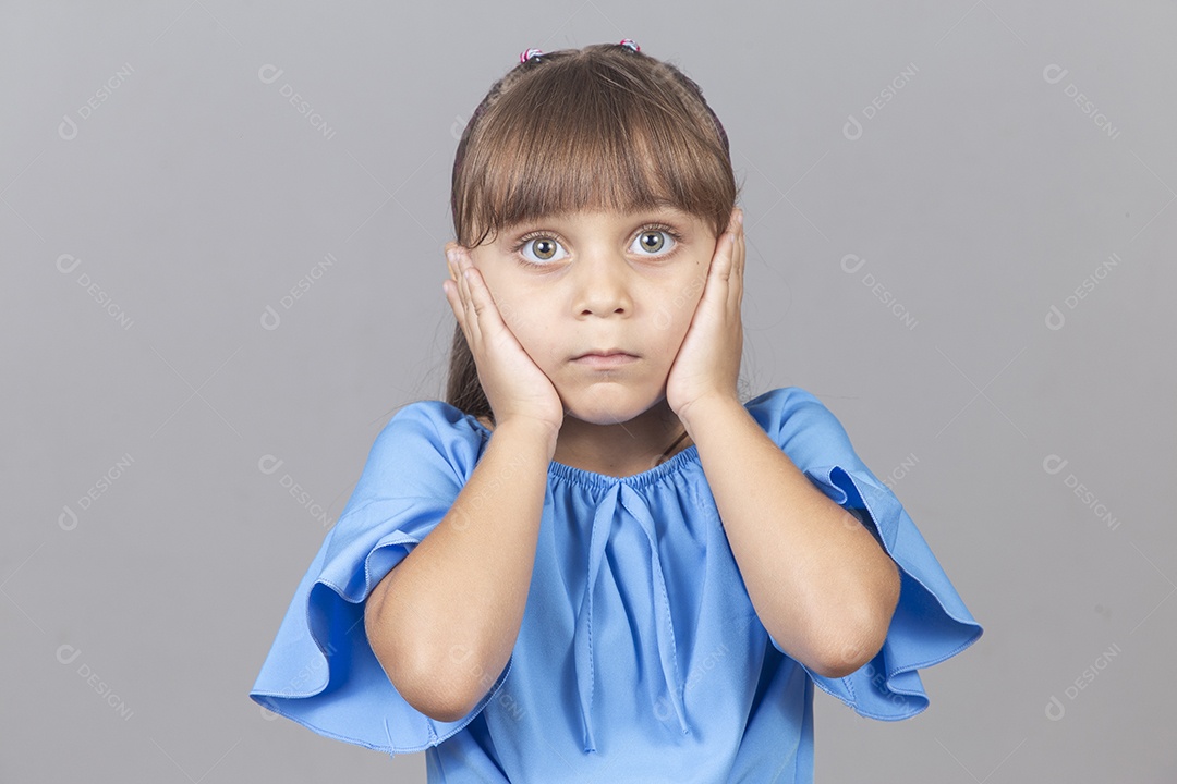 Linda garotinha sobre estúdio de fundo branco