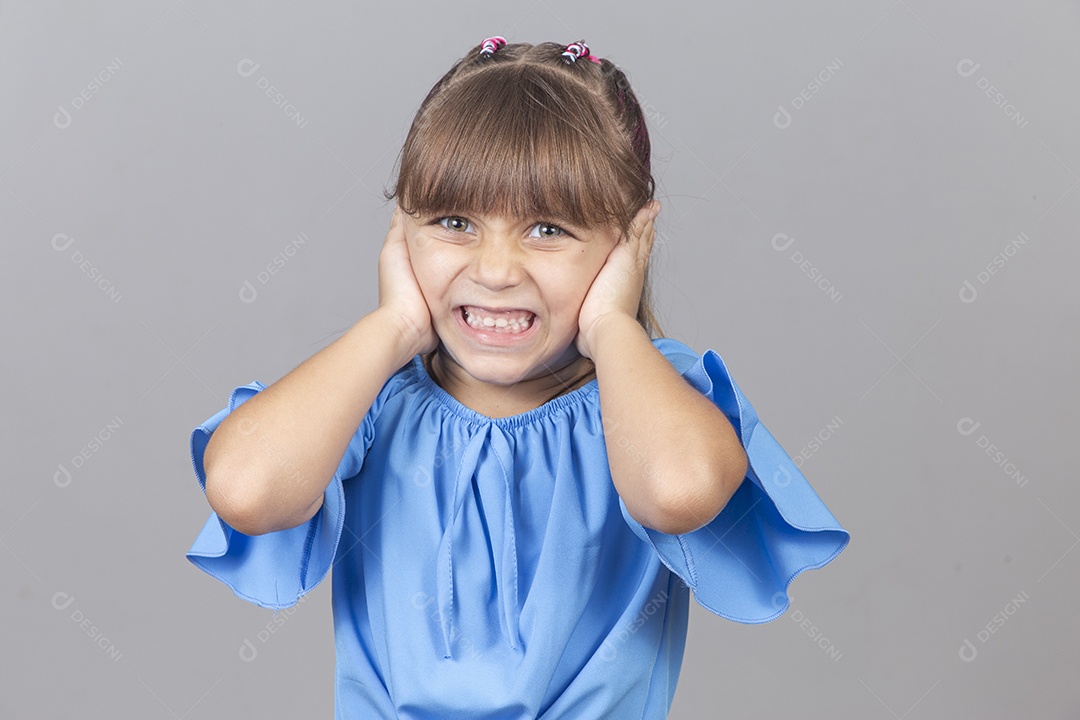 Linda garotinha sobre estúdio de fundo branco