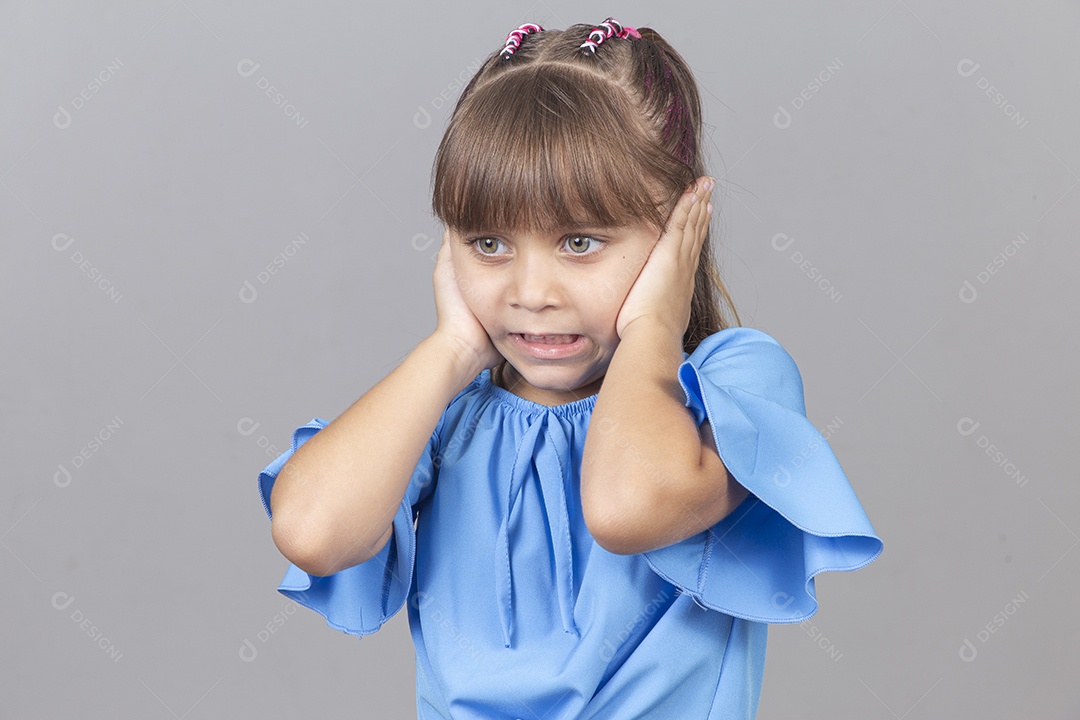 Linda garotinha sobre estúdio de fundo branco