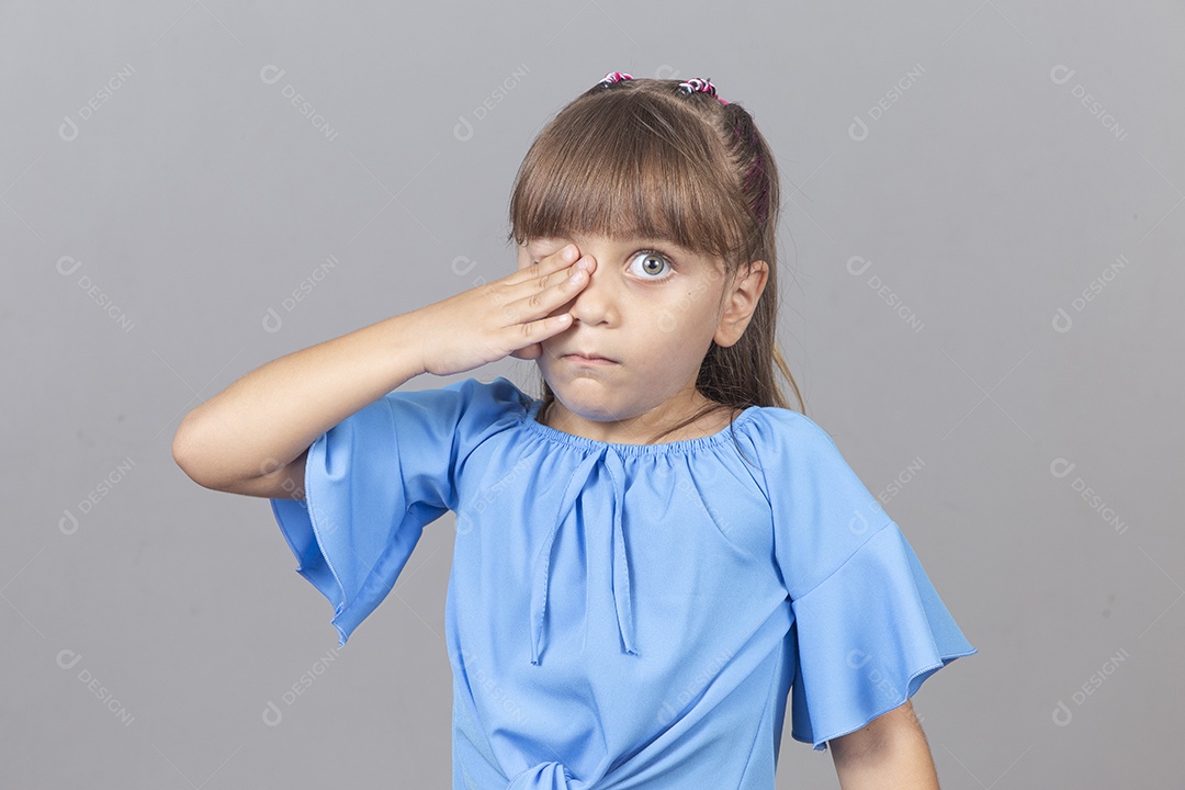 Linda garotinha sobre estúdio de fundo branco