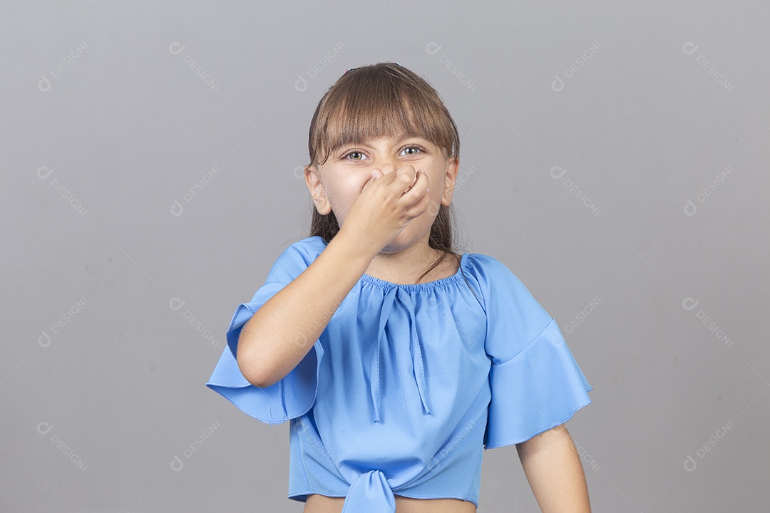 Linda garotinha sobre estúdio de fundo branco