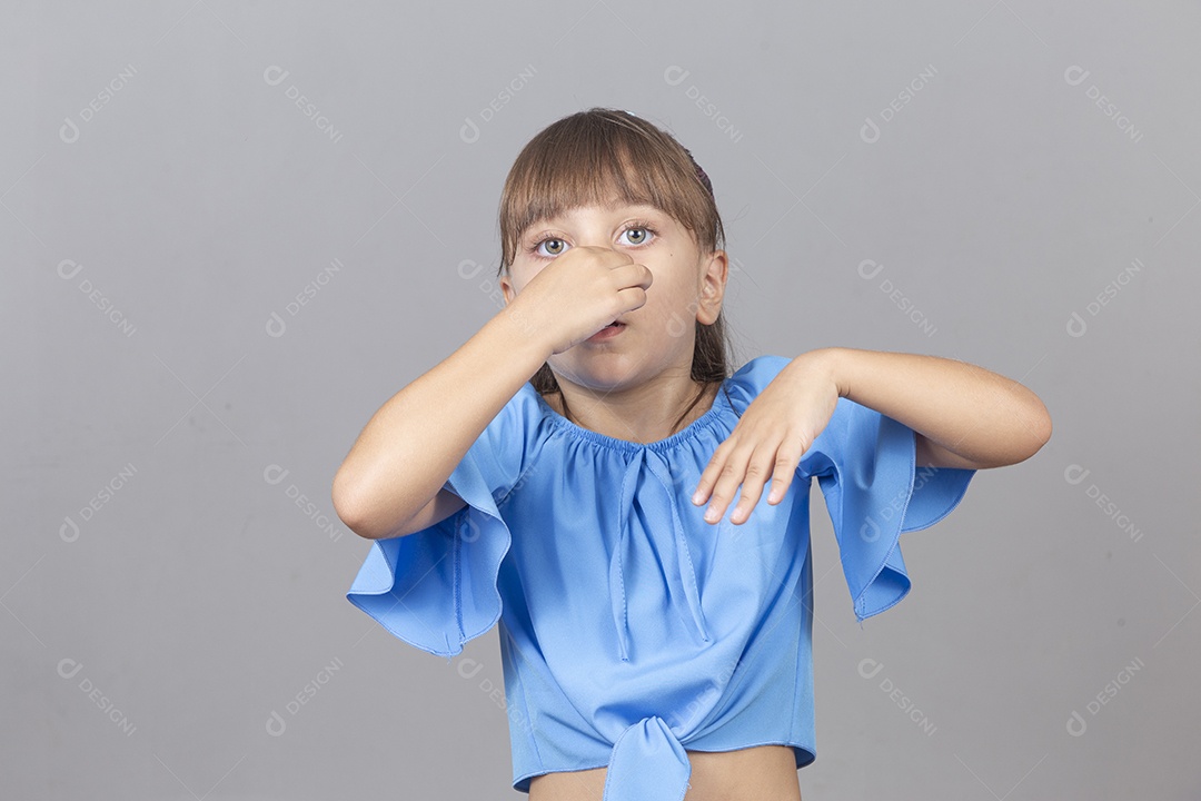 Linda garotinha sobre estúdio de fundo branco