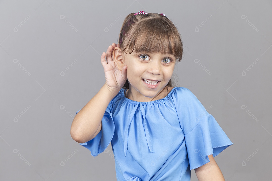 Linda garotinha sobre estúdio de fundo branco