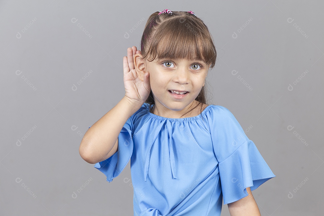 Linda garotinha sobre estúdio de fundo branco