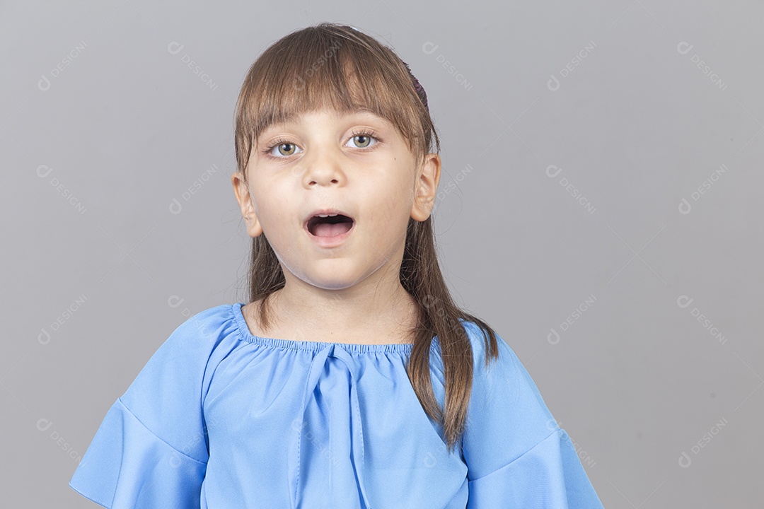 Linda garotinha sobre estúdio de fundo branco